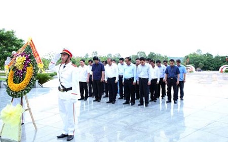 Phó Thủ tướng dâng hương tri ân các anh hùng liệt sĩ tỉnh Quảng Nam